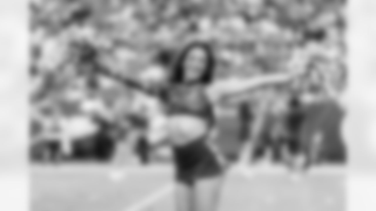 TAMPA, FL - November 09, 2025 - Tampa Bay Buccaneers Cheerleaders during the game between the New England Patriots and Tampa Bay Buccaneers. The Bucs lost the game, 28-23. Photo By Tori Richman/Tampa Bay Buccaneers