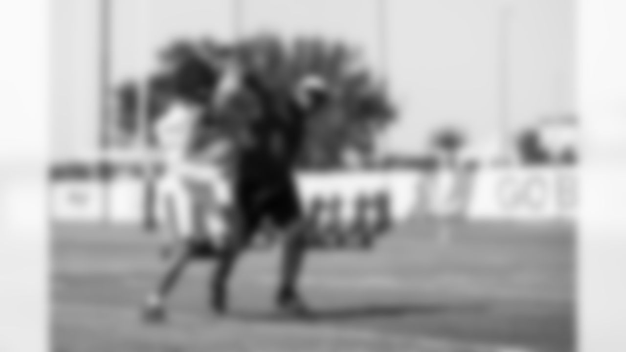 TAMPA, FL - November 20, 2025 - Cornerback Jacob Parrish #25 and Defensive/Special Teams Assistant Keith Tandy of the Tampa Bay Buccaneers during practice at AdventHealth Training Center. Photo By Tori Richman/Tampa Bay Buccaneers