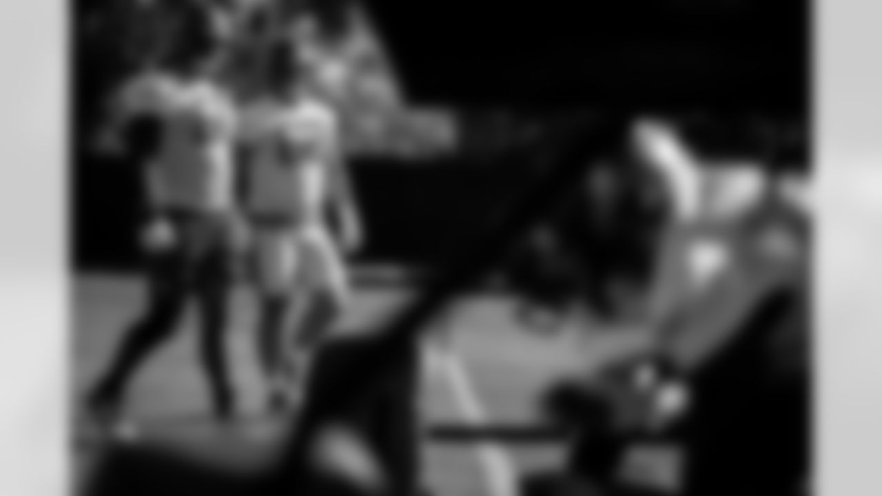 TAMPA, FL - December 24, 2025 - Center Graham Barton #62 and Guard Mike Jordan #60 of the Tampa Bay Buccaneers during practice at AdventHealth Training Center. Photo By Kyle Zedaker/Tampa Bay Buccaneers