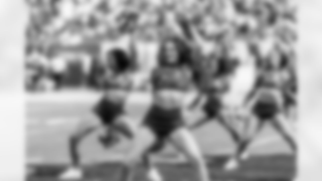 TAMPA, FL - November 09, 2025 - Tampa Bay Buccaneers Cheerleaders before the game between the New England Patriots and Tampa Bay Buccaneers. The Bucs lost the game, 28-23. Photo By Tori Richman/Tampa Bay Buccaneers