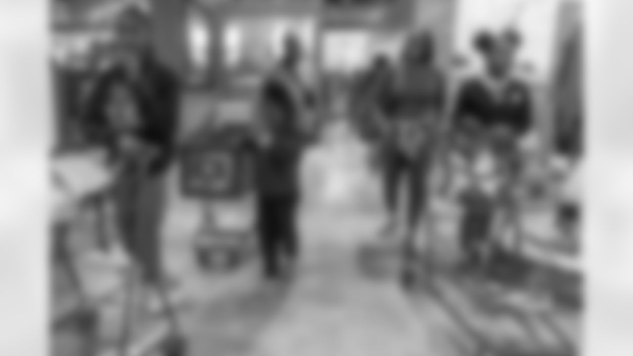 TAMPA, FL - December 16, 2025 - Antoine Winfield Jr. Holiday Shopping Spree at Dick's House of Sport International Plaza. Photo By Mike Carlson/Tampa Bay Buccaneers