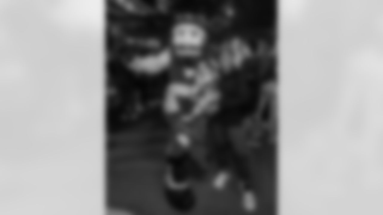 ST. PETERSBURG, FL - November 13, 2025 - Captain Fear during "Bucs Run" Raise The Flags event with Pinellas Run Club at Park & Rec in St. Petersburg. Photo By Doug DeFelice/Tampa Bay Buccaneers