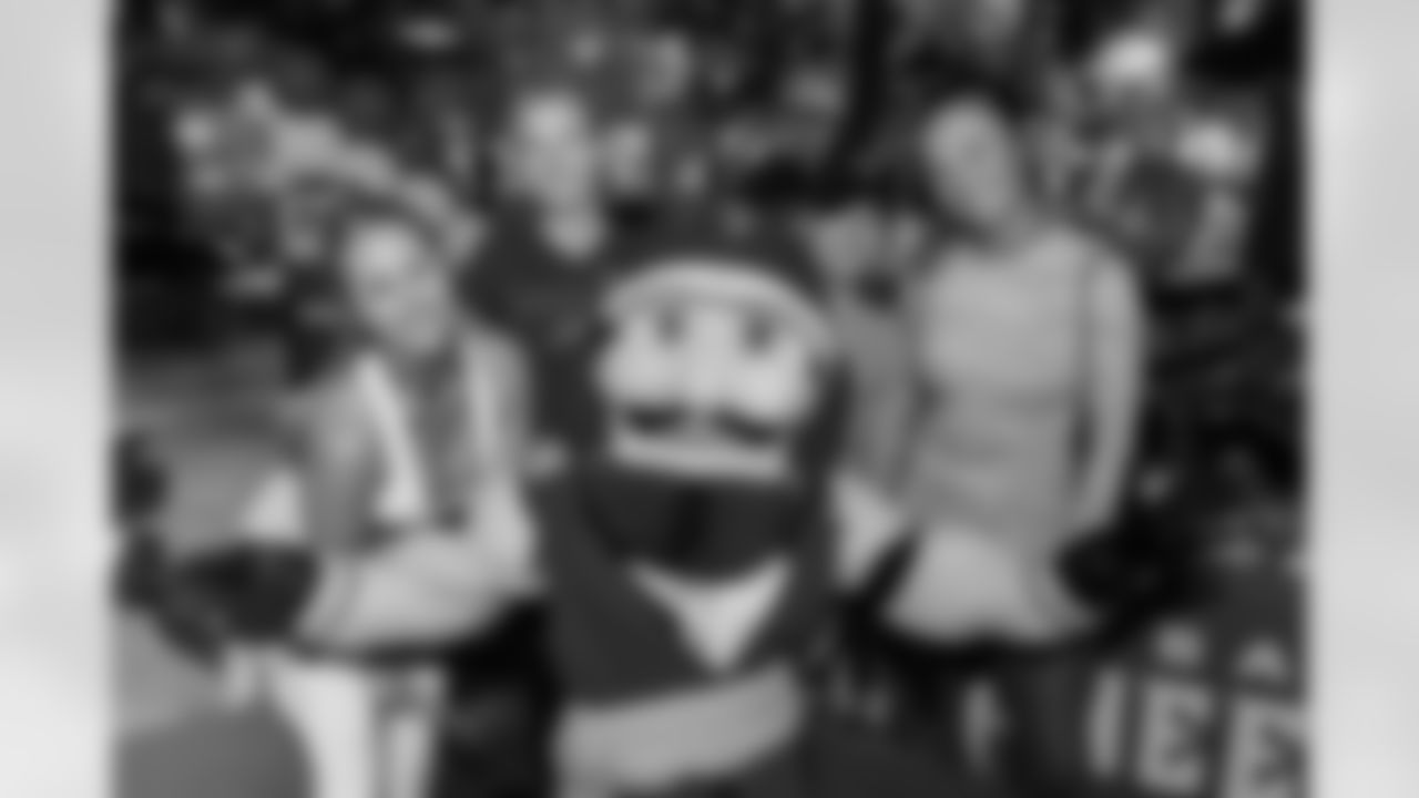 ST. PETERSBURG, FL - November 13, 2025 - Captain Fear during "Bucs Run" Raise The Flags event with Pinellas Run Club at Park & Rec in St. Petersburg. Photo By Doug DeFelice/Tampa Bay Buccaneers