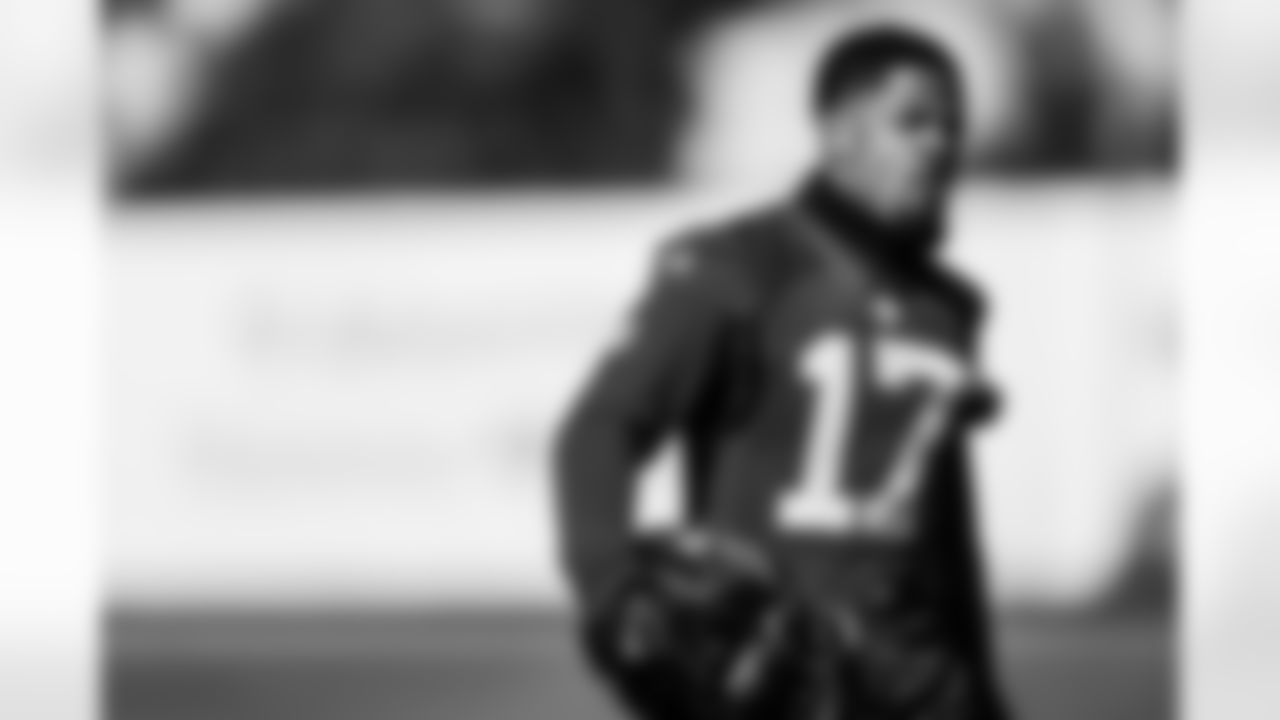 TAMPA, FL - December 31, 2025 - Week 18 Practice at AdventHealth Training Center. Photo By Tori Richman/Tampa Bay Buccaneers