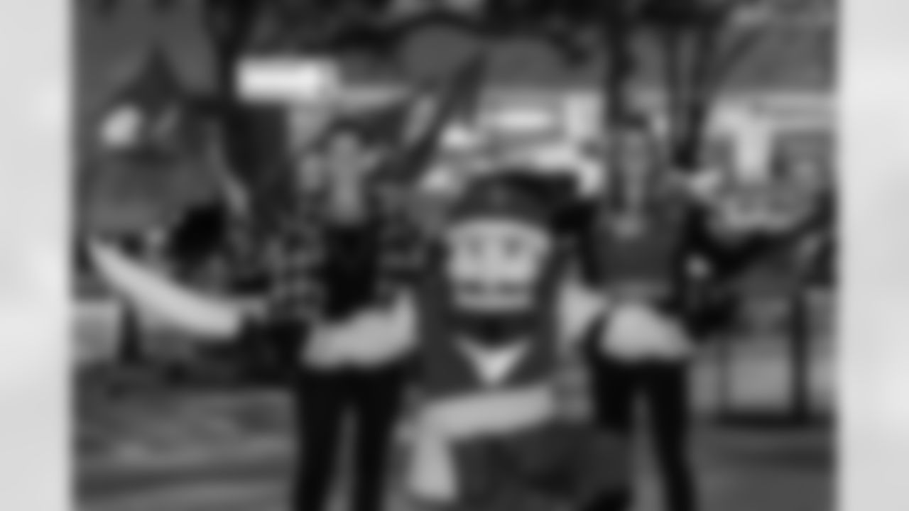 ST. PETERSBURG, FL - November 13, 2025 - Captain Fear during "Bucs Run" Raise The Flags event with Pinellas Run Club at Park & Rec in St. Petersburg. Photo By Doug DeFelice/Tampa Bay Buccaneers