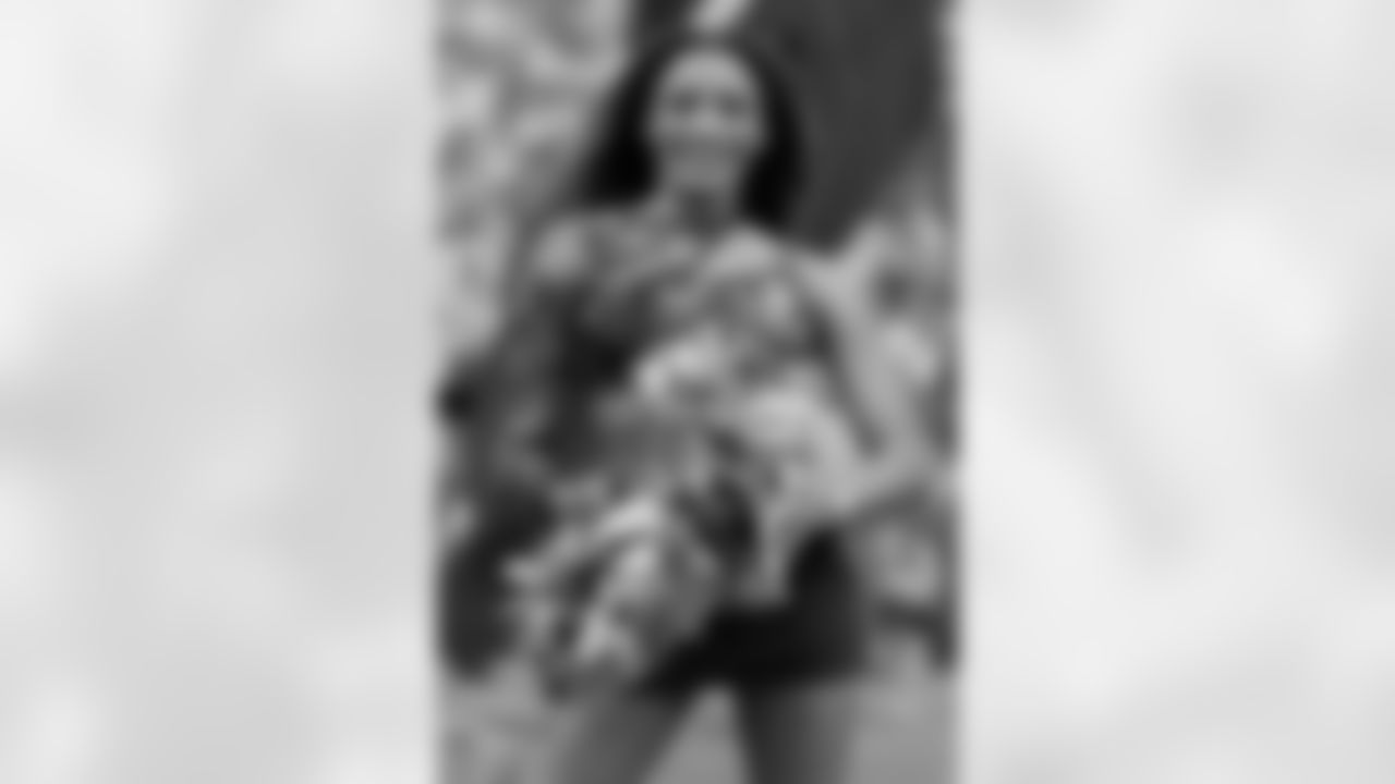 TAMPA, FL - November 09, 2025 - Tampa Bay Buccaneers Cheerleaders during the game between the New England Patriots and Tampa Bay Buccaneers. The Bucs lost the game, 28-23. Photo By Doug DeFelice/Tampa Bay Buccaneers