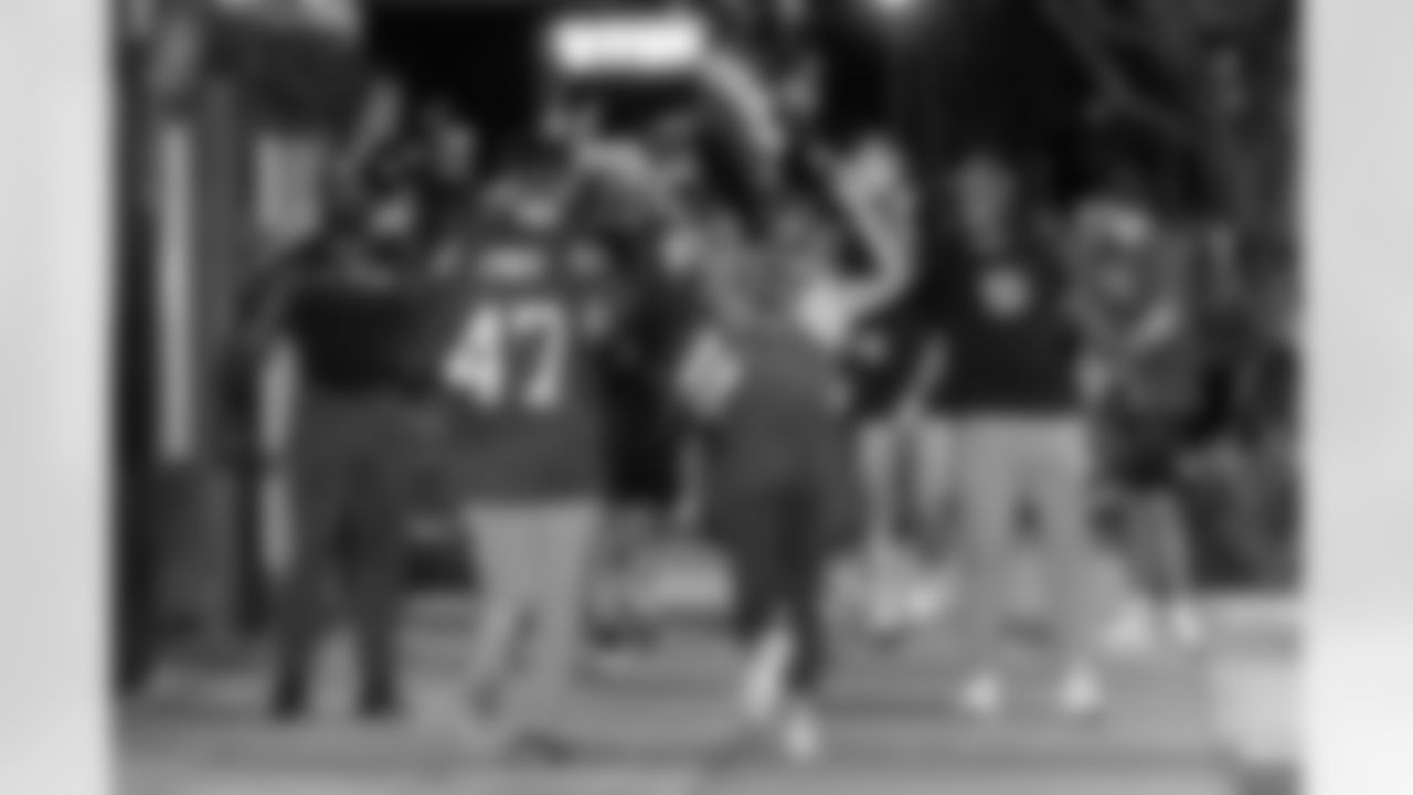 ST. PETERSBURG, FL - November 13, 2025 - Participants finish the run during "Bucs Run" Raise The Flags event with Pinellas Run Club at Park & Rec in St. Petersburg. Photo By Doug DeFelice/Tampa Bay Buccaneers