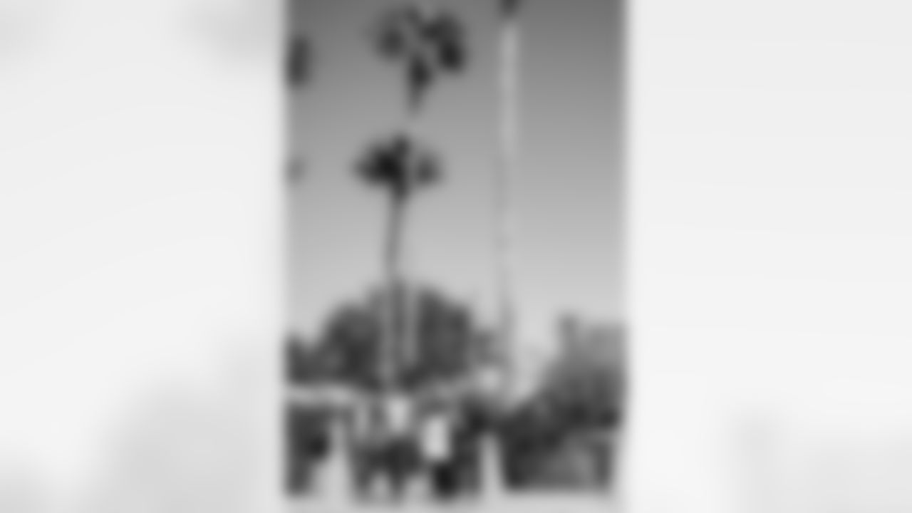 TAMPA, FL - January 27, 2026 - Offensive Coordinator Zac Robinson of the Tampa Bay Buccaneers and his family arrive before his introductory press conference at AdventHealth Training Center. Photo By Tori Richman/Tampa Bay Buccaneers