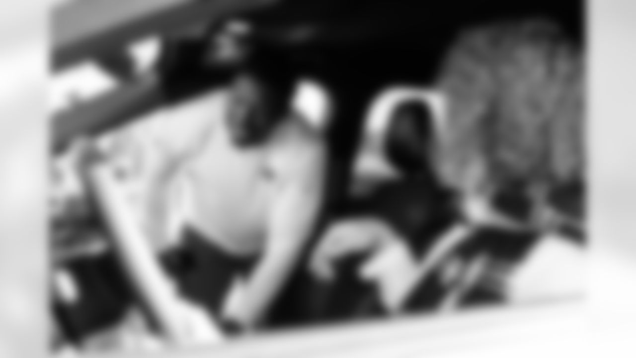 TAMPA, FL - January 02, 2026 - The Tampa Bay Buccaneers linebackers work with local partners to provide cars to families at AdventHealth Training Center. Photo By Kyle Zedaker/Tampa Bay Buccaneers