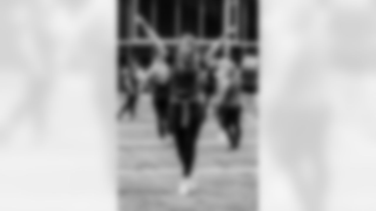 TAMPA, FL - November 19, 2025 - Tampa Bay Buccaneers Cheerleaders and Alumni during Field Rehearsal at AdventHealth Training Center. Photo By Tori Richman/Tampa Bay Buccaneers