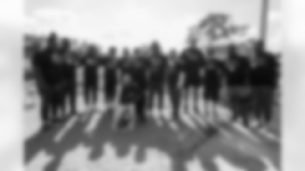 TAMPA, FL - November 18, 2025 - The Tampa Bay Buccaneers during a home build with Habitat for Humanity of Tampa Bay Hillsborough. Photo By Doug DeFelice/Tampa Bay Buccaneers