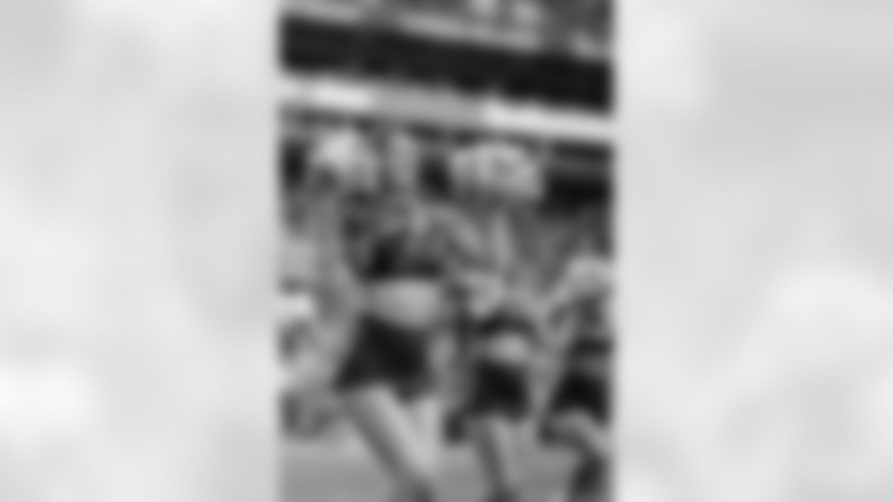 TAMPA, FL - November 09, 2025 - Tampa Bay Buccaneers Cheerleaders before the game between the New England Patriots and Tampa Bay Buccaneers. The Bucs lost the game, 28-23. Photo By Kyle Zedaker/Tampa Bay Buccaneers