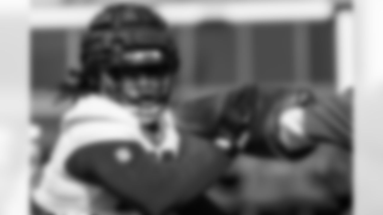 TAMPA, FL - November 20, 2025 - Defensive Lineman Elijah Simmons #92 of the Tampa Bay Buccaneers during practice at AdventHealth Training Center. Photo By Tori Richman/Tampa Bay Buccaneers