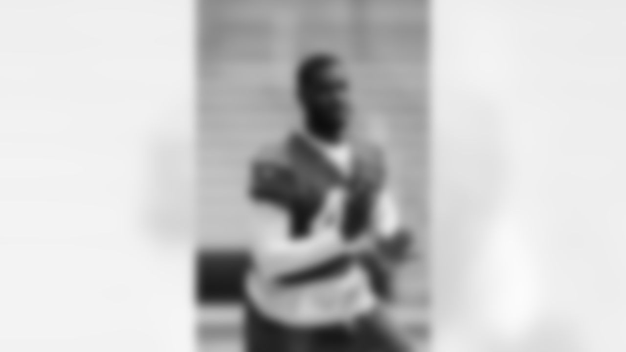 TAMPA, FL - May 12, 2025 - Outside Linebacker Chris Braswell #43 of the Tampa Bay Buccaneers during Phase 2 workouts at AdventHealth Training Center. Photo By Kyle Zedaker/Tampa Bay Buccaneers