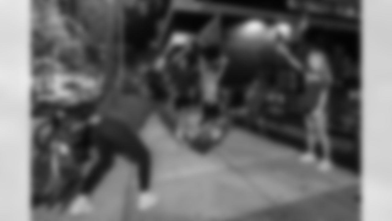 ST. PETERSBURG, FL - November 13, 2025 - Participants finish the run during "Bucs Run" Raise The Flags event with Pinellas Run Club at Park & Rec in St. Petersburg. Photo By Doug DeFelice/Tampa Bay Buccaneers