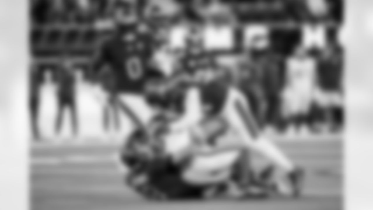 INGLEWOOD, CA - November 23, 2025 - Inside Linebacker SirVocea Dennis #8 and Inside Linebacker Lavonte David #54 of the Tampa Bay Buccaneers during the game between the Tampa Bay Buccaneers and Los Angeles Rams. The Bucs lost the game, 34-7. Photo By Tori Richman/Tampa Bay Buccaneers