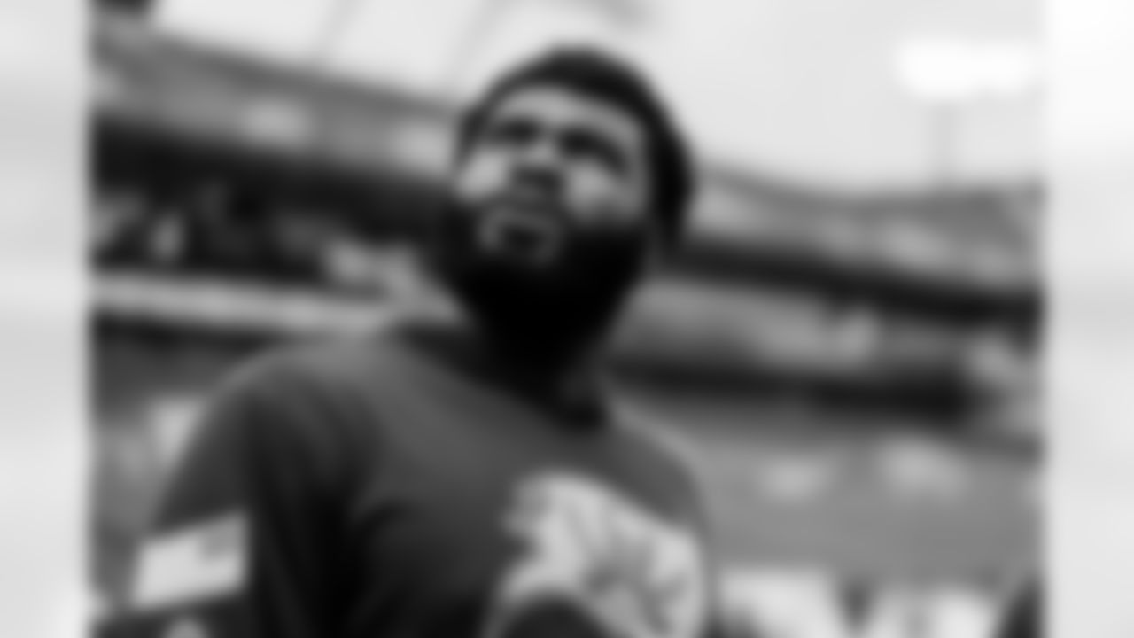 TAMPA, FL - November 09, 2025 - Tight End Devin Culp #82 of the Tampa Bay Buccaneers before the game between the New England Patriots and Tampa Bay Buccaneers. The Bucs lost the game, 28-23. Photo By Tori Richman/Tampa Bay Buccaneers