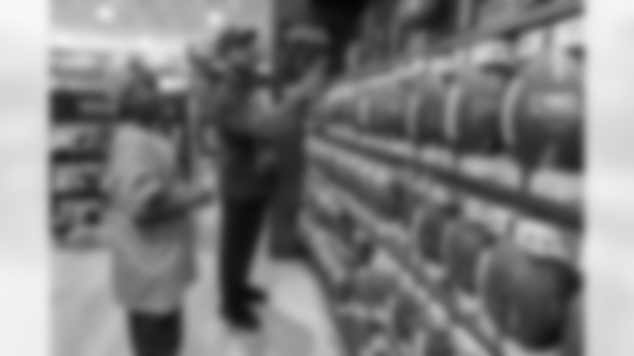 TAMPA, FL - December 16, 2025 - Antoine Winfield Jr. Holiday Shopping Spree at Dick's House of Sport International Plaza. Photo By Mike Carlson/Tampa Bay Buccaneers