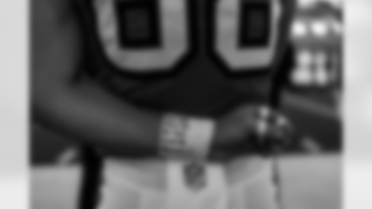 INGLEWOOD, CA - November 23, 2025 - Tight End Cade Otton #88 of the Tampa Bay Buccaneers before the game between the Tampa Bay Buccaneers and Los Angeles Rams. The Bucs lost the game, 34-7. Photo By Tori Richman/Tampa Bay Buccaneers