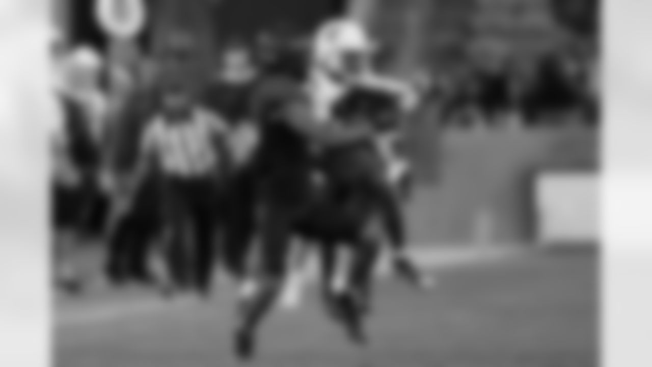 Washington State wide receiver Kyle Williams, right, makes a catch as San Diego State cornerback Chris Johnson defends during the second half of an NCAA college football game Saturday, Oct. 26, 2024, in San Diego. (AP Photo/Gregory Bull)