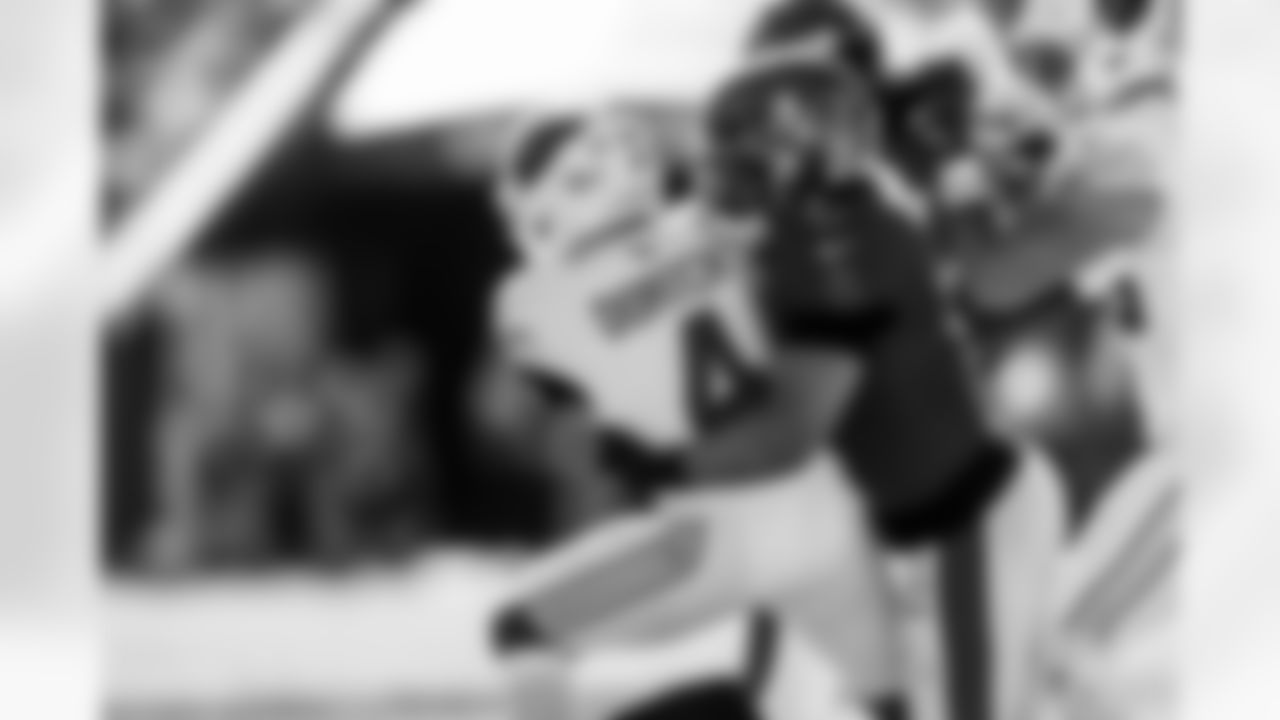 TAMPA, FL - November 30, 2025 - Inside Linebacker SirVocea Dennis #8 of the Tampa Bay Buccaneers during the game between the Arizona Cardinals and Tampa Bay Buccaneers. The Bucs won the game, 20-17. Photo By Tori Richman/Tampa Bay Buccaneers