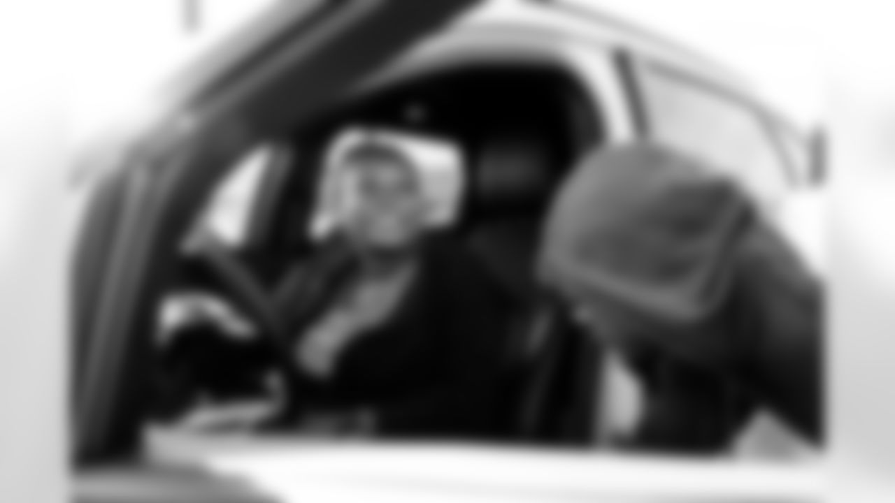 TAMPA, FL - January 02, 2026 - The Tampa Bay Buccaneers linebackers work with local partners to provide cars to families at AdventHealth Training Center. Photo By Kyle Zedaker/Tampa Bay Buccaneers