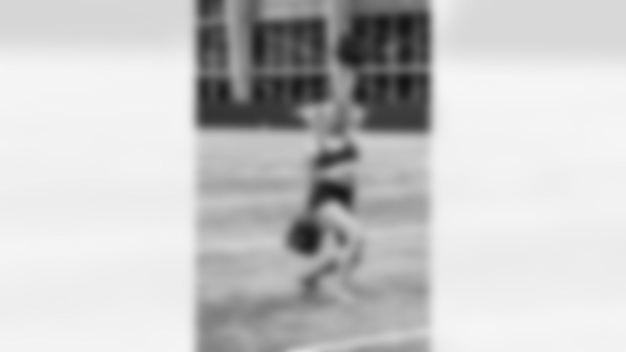 TAMPA, FL - November 20, 2025 - Tampa Bay Buccaneers Cheerleaders during Field Rehearsal at AdventHealth Training Center. Photo By Tori Richman/Tampa Bay Buccaneers