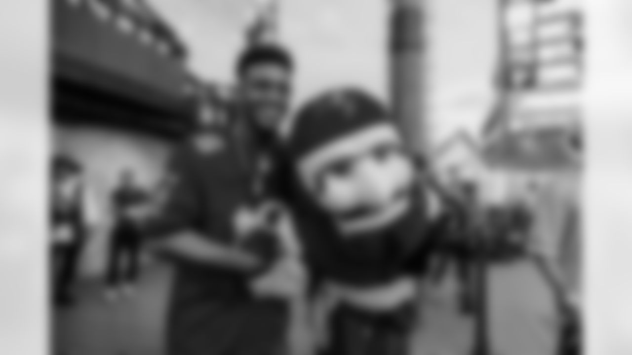 TAMPA, FL - November 09, 2025 - Alex Freeman of the USMNT with Captain Fear during the game between the New England Patriots and Tampa Bay Buccaneers. The Bucs lost the game, 28-23. Photo By Dave Pullis/Tampa Bay Buccaneers