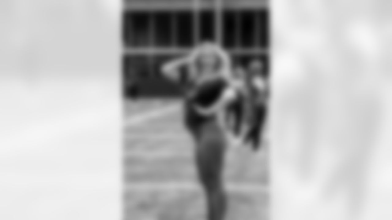 TAMPA, FL - November 19, 2025 - Tampa Bay Buccaneers Cheerleaders and Alumni during Field Rehearsal at AdventHealth Training Center. Photo By Tori Richman/Tampa Bay Buccaneers