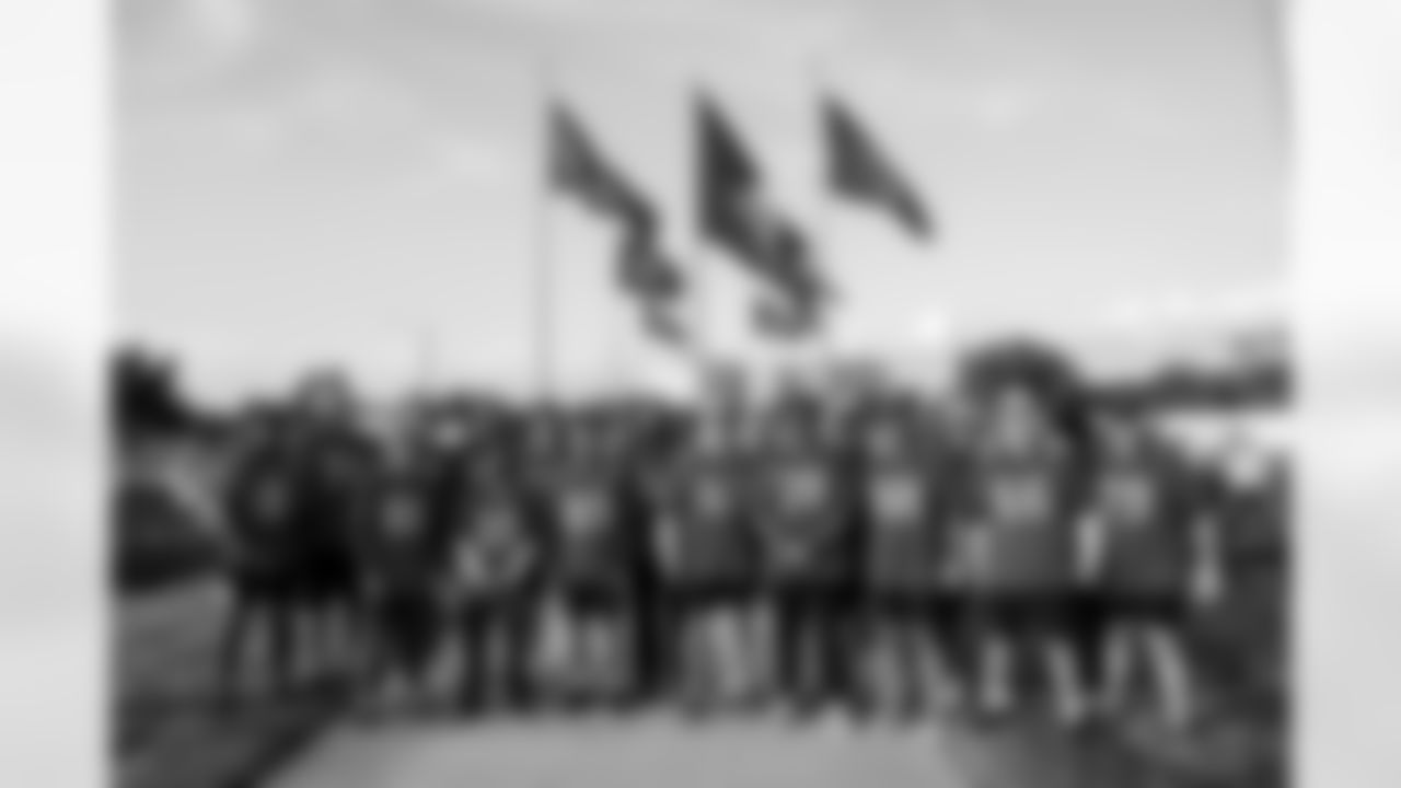 TAMPA, FL - November 25, 2025 - The Tampa Bay Buccaneers player volunteers during Turkey Time with the O-Line. Photo By Kyle Zedaker/Tampa Bay Buccaneers