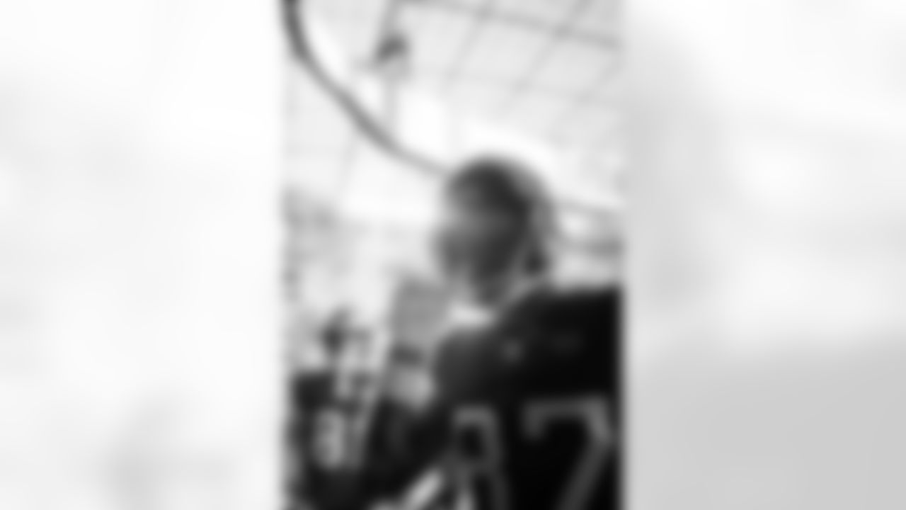 INGLEWOOD, CA - November 23, 2025 - Tight End Payne Durham #87 of the Tampa Bay Buccaneers before the game between the Tampa Bay Buccaneers and Los Angeles Rams. The Bucs lost the game, 34-7. Photo By Kyle Zedaker/Tampa Bay Buccaneers