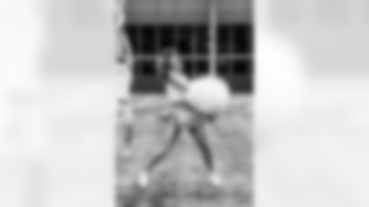 TAMPA, FL - December 09, 2025 - Tampa Bay Buccaneers Cheerleaders during Field Rehearsal at AdventHealth Training Center. Photo By Tori Richman/Tampa Bay Buccaneers