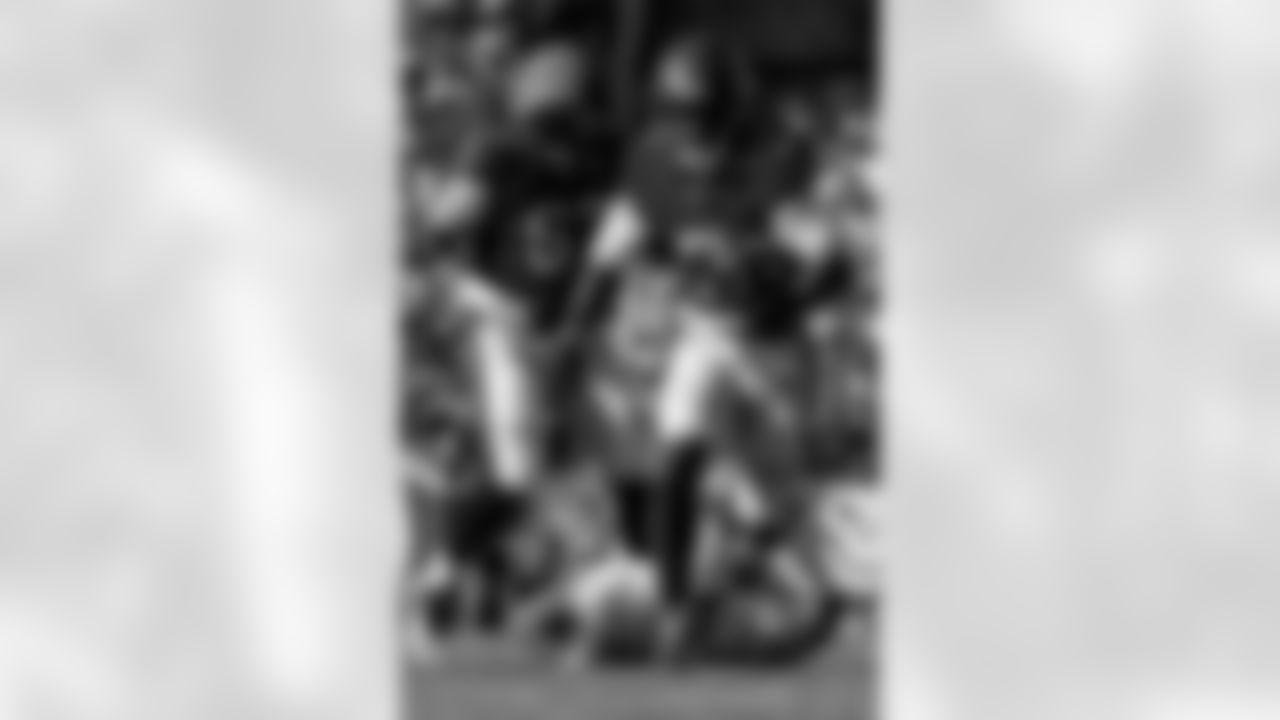 TAMPA, FL - November 30, 2025 - Running Back Bucky Irving #7 of the Tampa Bay Buccaneers scores a touchdown during the game between the Arizona Cardinals and Tampa Bay Buccaneers. The Bucs won the game, 20-17. Photo By Mike Carlson/Tampa Bay Buccaneers