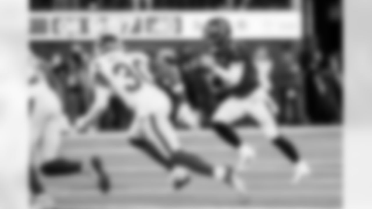 INGLEWOOD, CA - November 23, 2025 - Quarterback Baker Mayfield #6 of the Tampa Bay Buccaneers during the game between the Tampa Bay Buccaneers and Los Angeles Rams. The Bucs lost the game, 34-7. Photo By Tori Richman/Tampa Bay Buccaneers