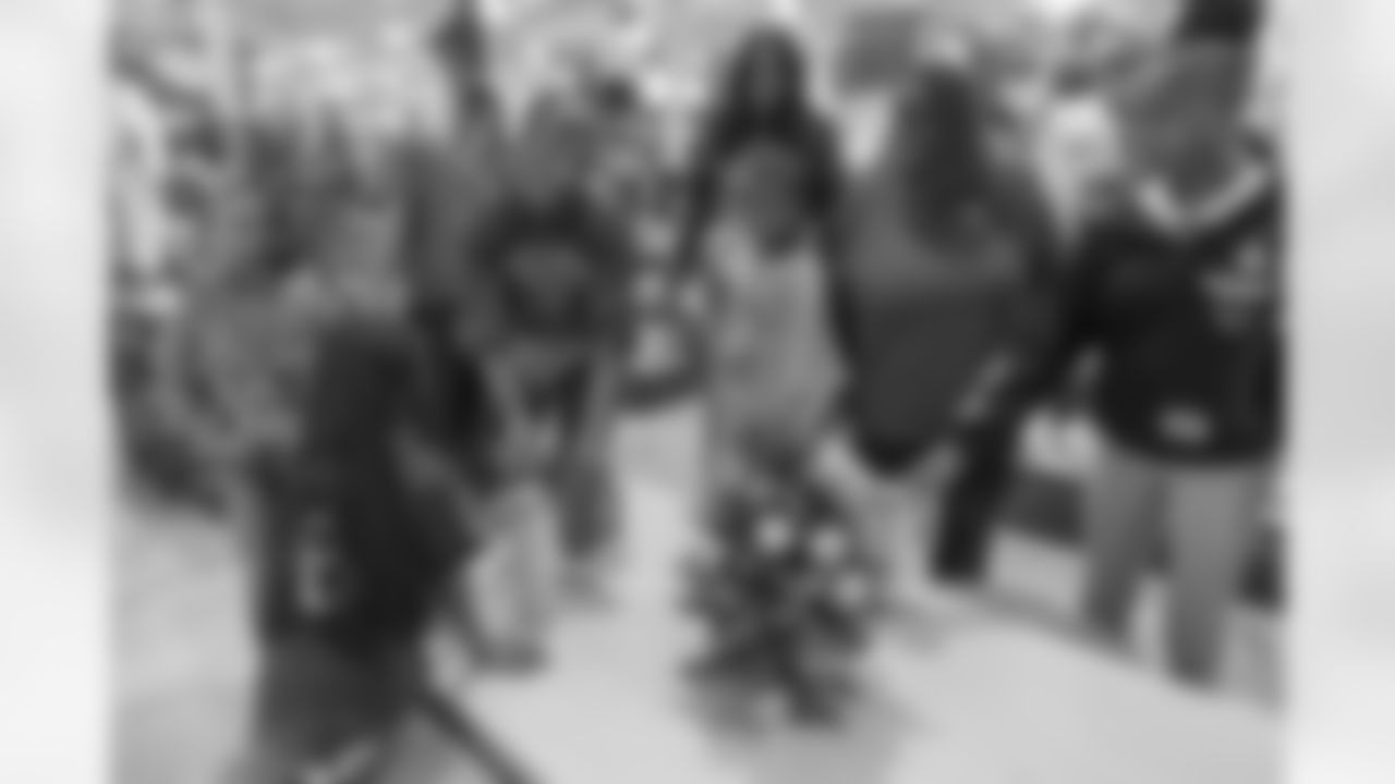 TAMPA, FL - December 16, 2025 - Antoine Winfield Jr. Holiday Shopping Spree at Dick's House of Sport International Plaza. Photo By Mike Carlson/Tampa Bay Buccaneers