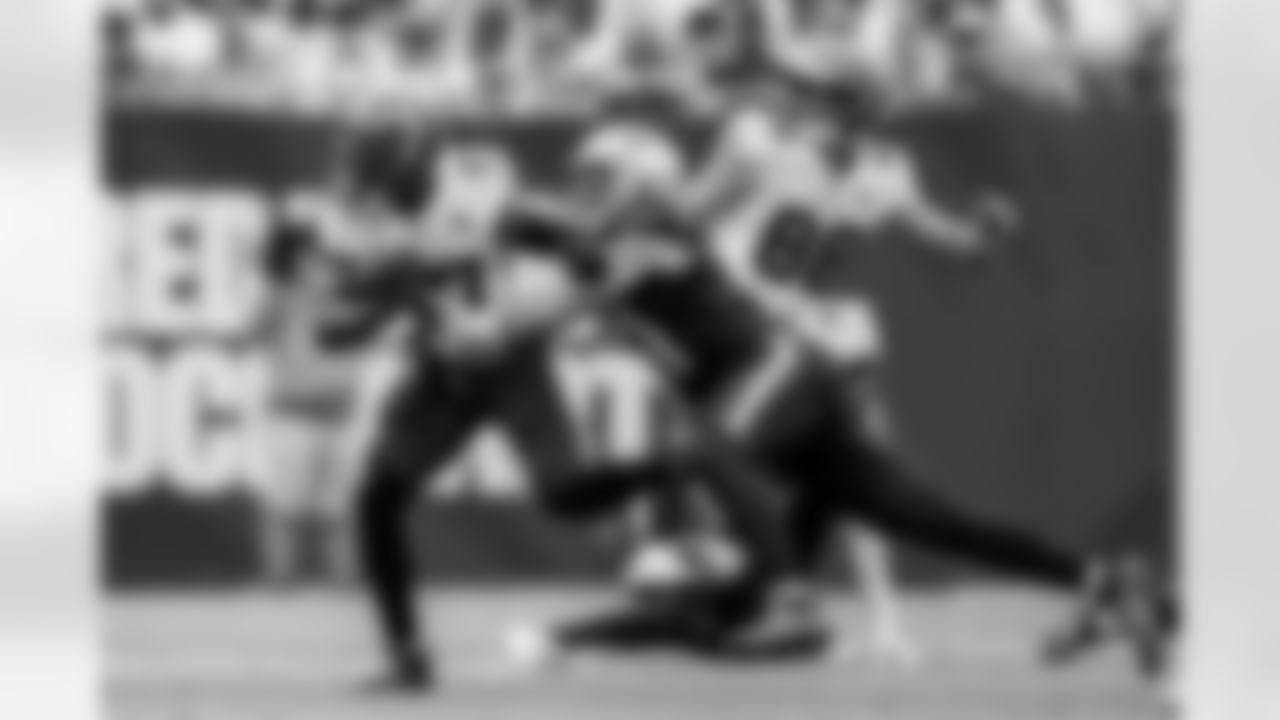 TAMPA, FL - November 09, 2025 - Wide Receiver Sterling Shepard #17 of the Tampa Bay Buccaneers during the game between the New England Patriots and Tampa Bay Buccaneers. The Bucs lost the game, 28-23. Photo By Tori Richman/Tampa Bay Buccaneers