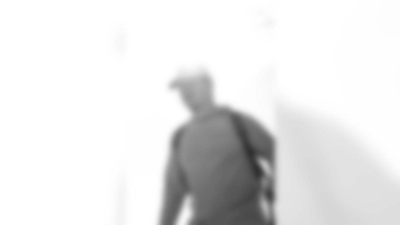 TAMPA, FL - November 22, 2025 - Long Snapper Evan Deckers #86 of the Tampa Bay Buccaneers departs before the game against the Los Angeles Rams. Photo By Tori Richman/Tampa Bay Buccaneers