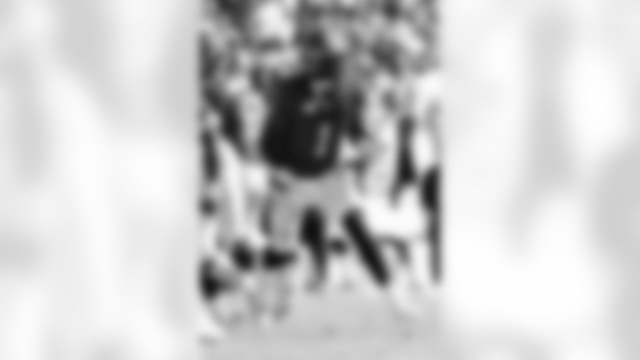 TAMPA, FL - November 30, 2025 - Running Back Rachaad White #1 of the Tampa Bay Buccaneers during the game between the Arizona Cardinals and Tampa Bay Buccaneers. The Bucs won the game, 20-17. Photo By Doug DeFelice/Tampa Bay Buccaneers