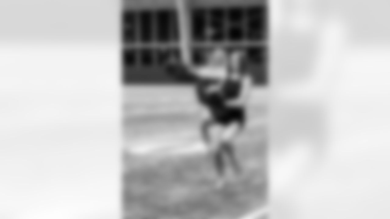 TAMPA, FL - November 20, 2025 - Tampa Bay Buccaneers Cheerleaders during Field Rehearsal at AdventHealth Training Center. Photo By Tori Richman/Tampa Bay Buccaneers