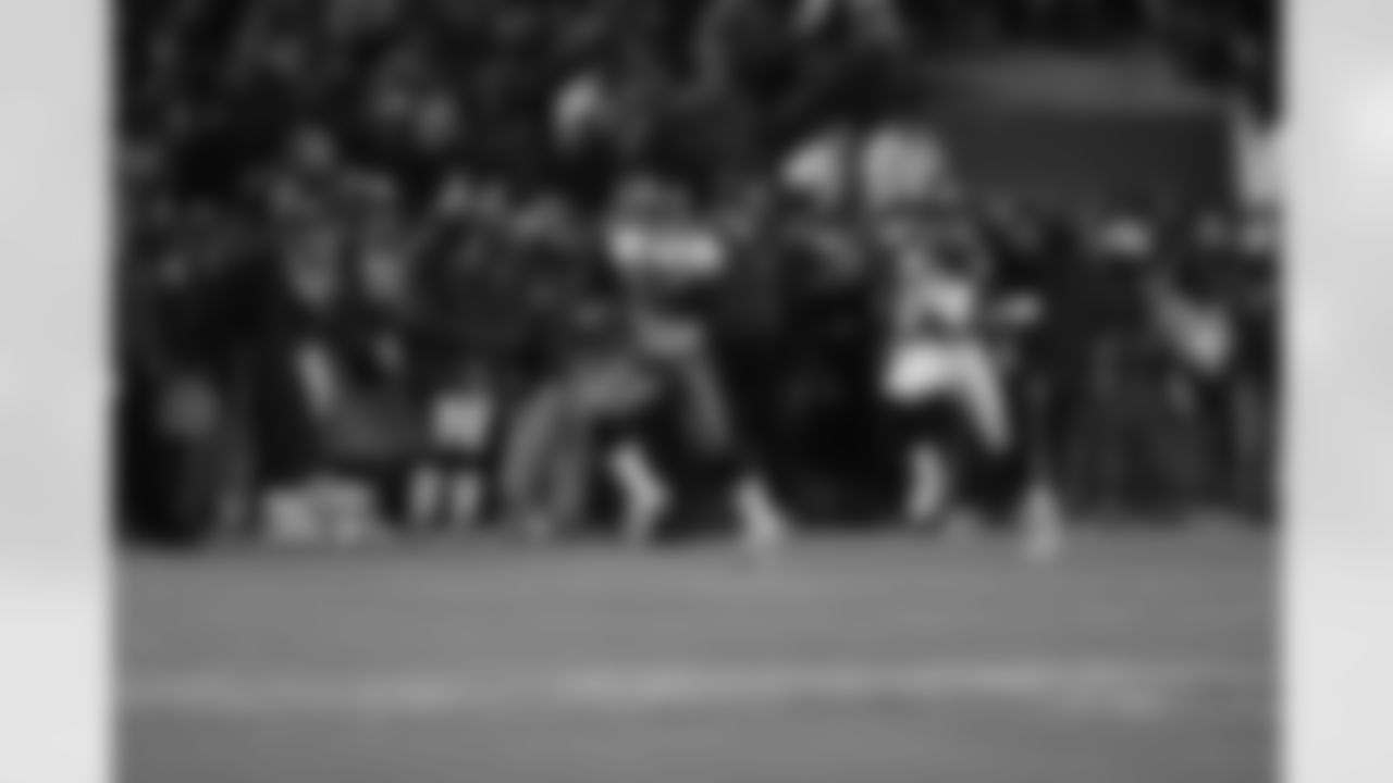 PHILADELPHIA, PA - JANUARY 19: Cornerback Ronde Barber #20 of the Tampa Bay Buccaneers returns an interception 92-yards for a touchdown against the Philadelphia Eagles during the NFC Championship Game at Veterans Stadium on January 19, 2003 in Philadelphia, Pennsylvania. The Buccaneers won 27-10. (J Meric/Tampa Bay Buccaneers)