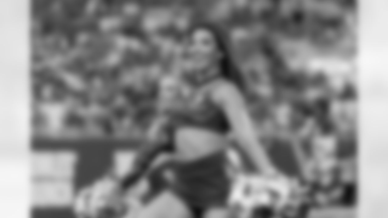 TAMPA, FL - November 09, 2025 - Tampa Bay Buccaneers Cheerleaders during the game between the New England Patriots and Tampa Bay Buccaneers. The Bucs lost the game, 28-23. Photo By Doug DeFelice/Tampa Bay Buccaneers