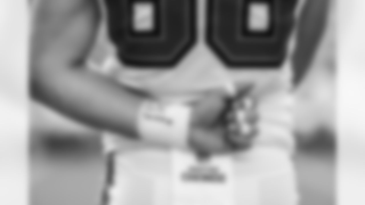 MIAMI GARDENS, FL - December 28, 2025 - Tight End Cade Otton #88 of the Tampa Bay Buccaneers before the game between the Tampa Bay Buccaneers and Miami Dolphins. The Bucs lost the game, 20-17. Photo By Tori Richman/Tampa Bay Buccaneers