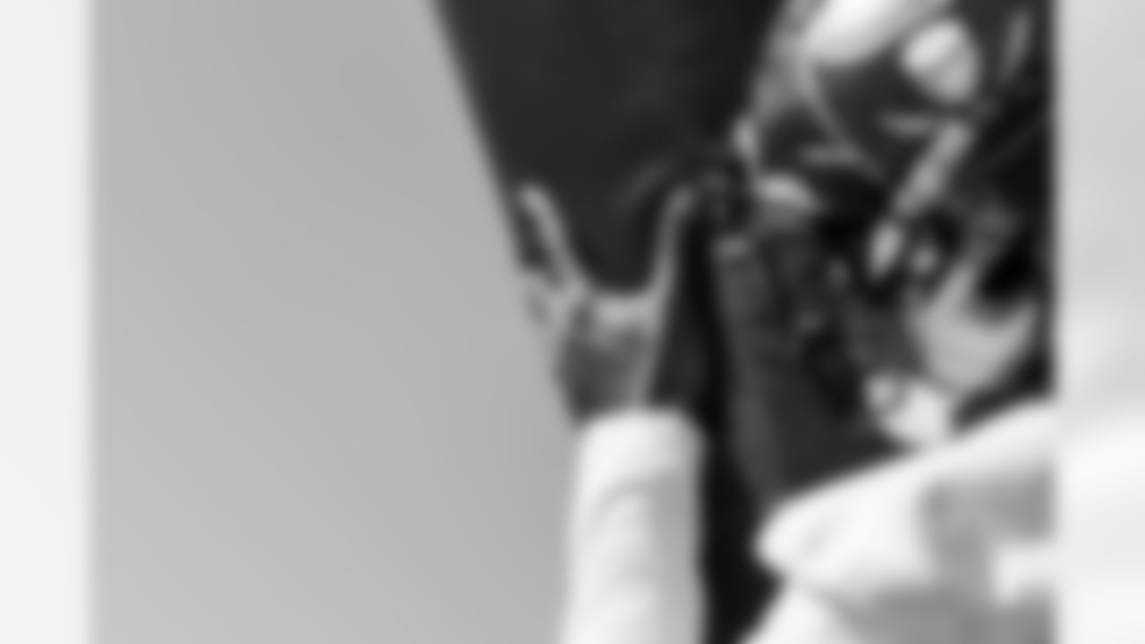 TAMPA, FL - November 20, 2025 - Defensive Back Josh Hayes #32 of the Tampa Bay Buccaneers during practice at AdventHealth Training Center. Photo By Tori Richman/Tampa Bay Buccaneers