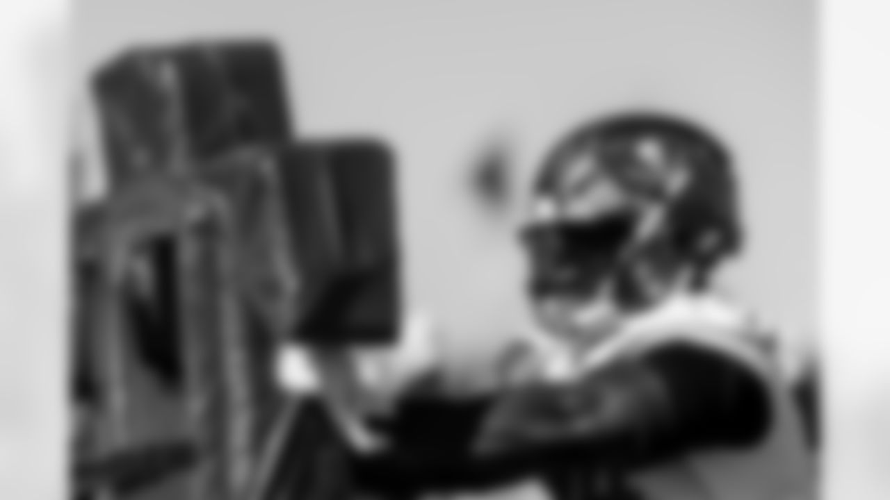 TAMPA, FL - December 31, 2025 - Week 18 Practice at AdventHealth Training Center. Photo By Tori Richman/Tampa Bay Buccaneers