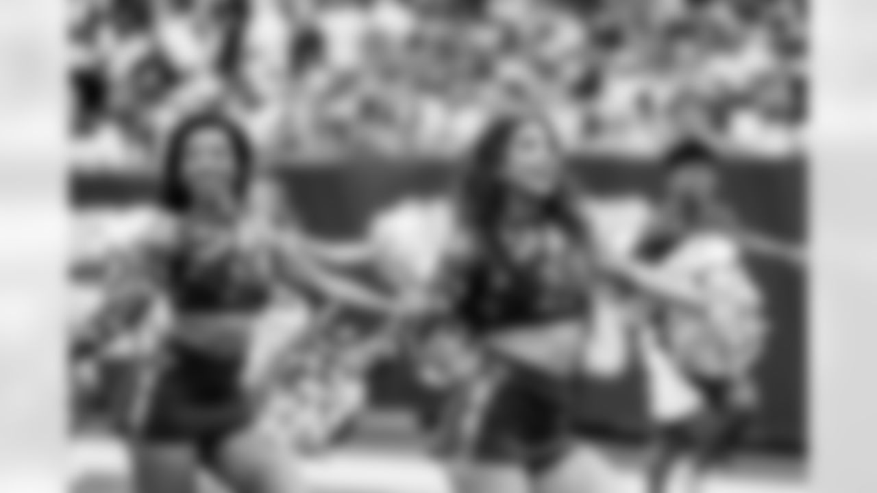 TAMPA, FL - November 09, 2025 - Tampa Bay Buccaneers Cheerleaders during the game between the New England Patriots and Tampa Bay Buccaneers. The Bucs lost the game, 28-23. Photo By Tori Richman/Tampa Bay Buccaneers