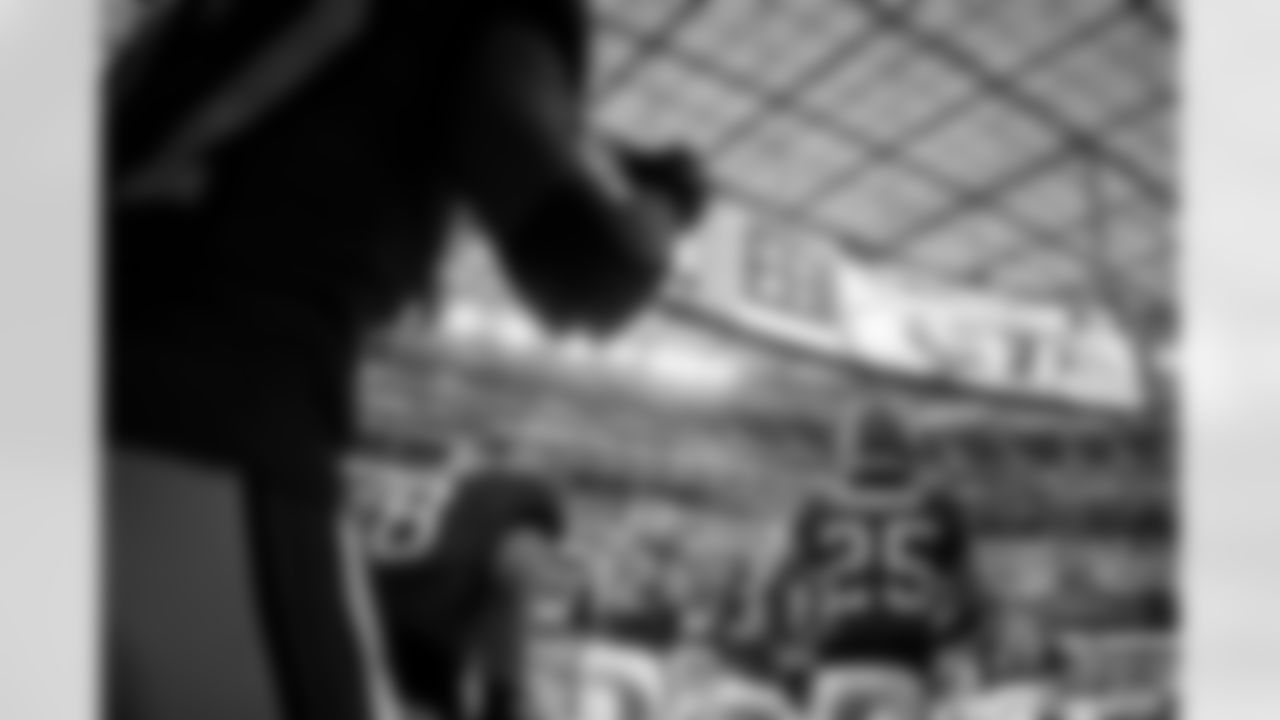 INGLEWOOD, CA - November 23, 2025 - The Tampa Bay Buccaneers before the game between the Tampa Bay Buccaneers and Los Angeles Rams. The Bucs lost the game, 34-7. Photo By Kyle Zedaker/Tampa Bay Buccaneers