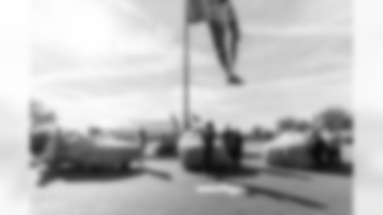 TAMPA, FL - January 02, 2026 - The Tampa Bay Buccaneers linebackers work with local partners to provide cars to families at AdventHealth Training Center. Photo By Kyle Zedaker/Tampa Bay Buccaneers