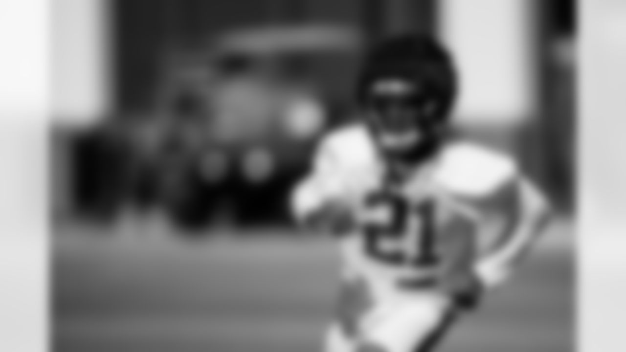 TAMPA, FL - November 13, 2025 - Cornerback Benjamin Morrison #21 of the Tampa Bay Buccaneers during practice at AdventHealth Training Center. Photo By Kyle Zedaker/Tampa Bay Buccaneers