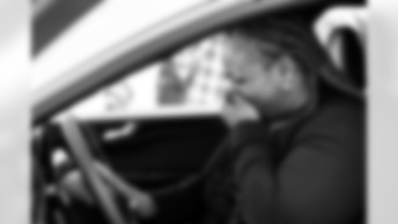 TAMPA, FL - January 02, 2026 - The Tampa Bay Buccaneers linebackers work with local partners to provide cars to families at AdventHealth Training Center. Photo By Kyle Zedaker/Tampa Bay Buccaneers