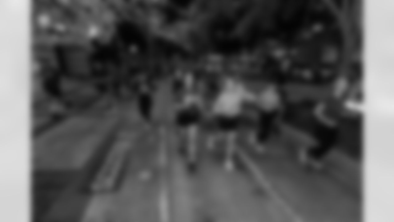 ST. PETERSBURG, FL - November 13, 2025 - Participants during "Bucs Run" Raise The Flags event with Pinellas Run Club at Park & Rec in St. Petersburg. Photo By Doug DeFelice/Tampa Bay Buccaneers